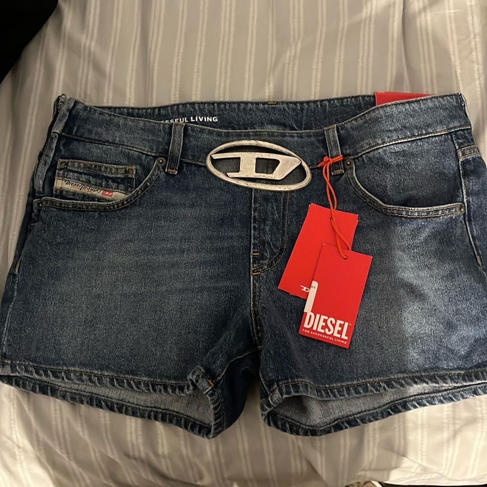 DIESEL DE-LYLA-SHORTS
SIZE 30
DENIM